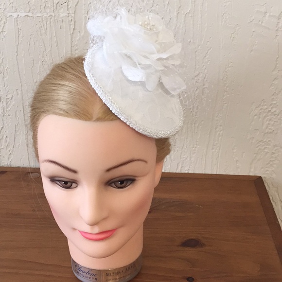 White lace bridal fascinator - Picture 3 of 8